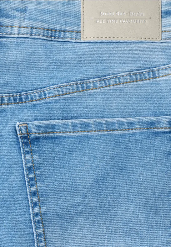 Mid Waist straight leg jeans in casual fit light blue wash