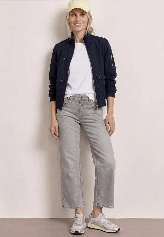 Mid Waist straight leg jeans in casual fit light grey wash