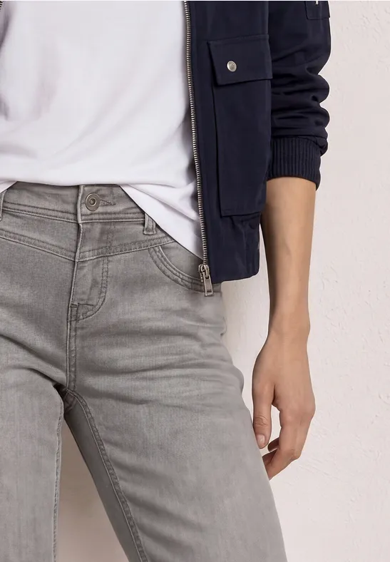 Mid Waist straight leg jeans in casual fit light grey wash