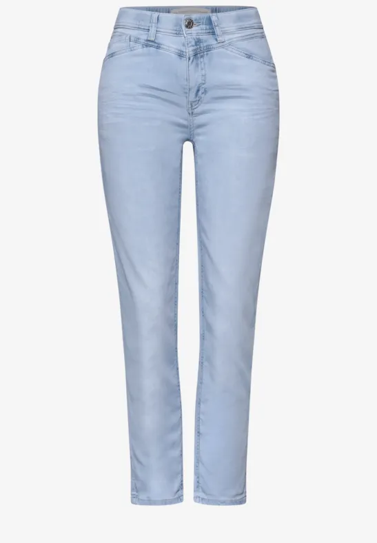 Hellblaue Damenjeans in schmaler Passform