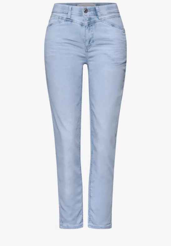 Hellblaue, gerade geschnittene Jeans mit hohem Bund und klassischen Five-Pocket-Details.