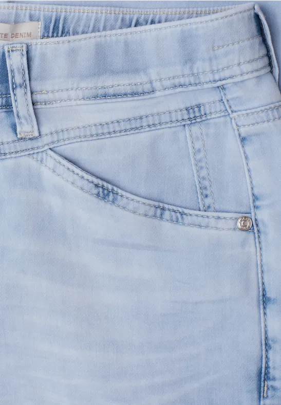 Nahaufnahme einer hellblauen Jeans, Fokus auf Tasche und Bund mit Nahtdetails.