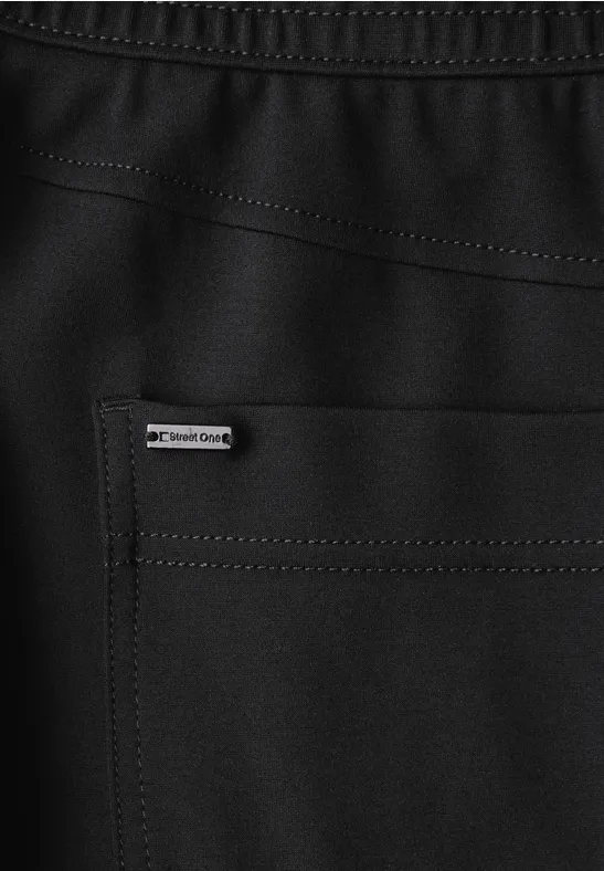 Schwarze Stofftasche mit Naht-Details und kleinem Logo-Label.