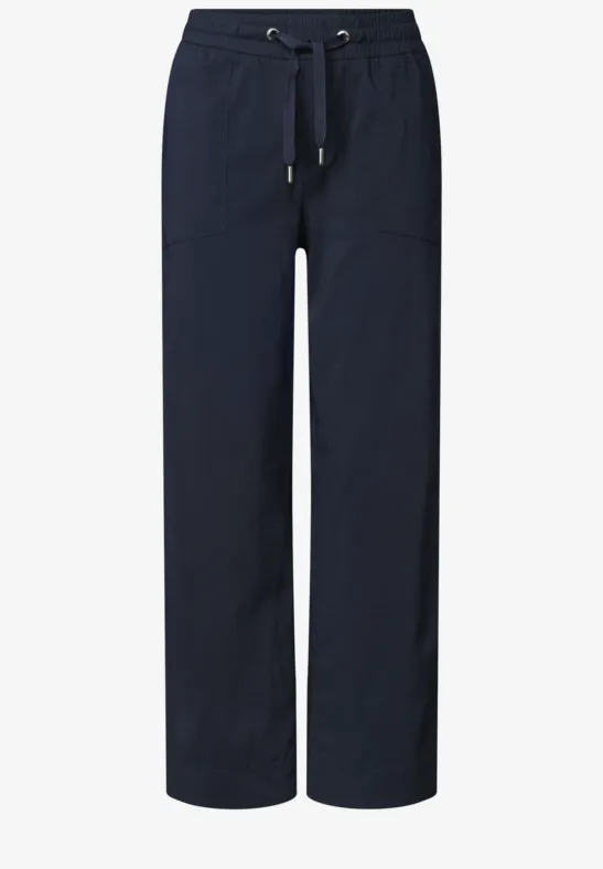 Donkerblauwe joggingbroek met rechte pijpen en koordsluiting.