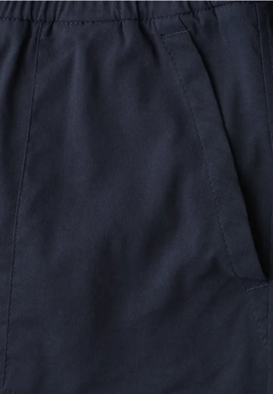 Donkerblauwe katoenen broek met elastische taille en subtiele steekzak.