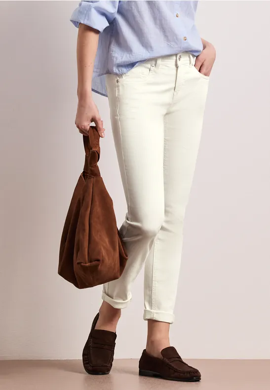 Mid Waist Slim Leg Jeans dans un Casual Fit Optic White washed