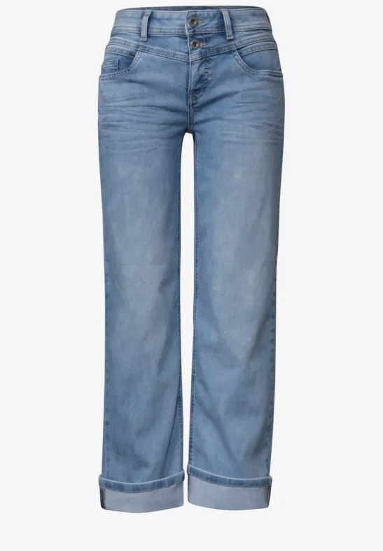 Lichtblauwe, wijdvallende jeans met omgeslagen boorden.