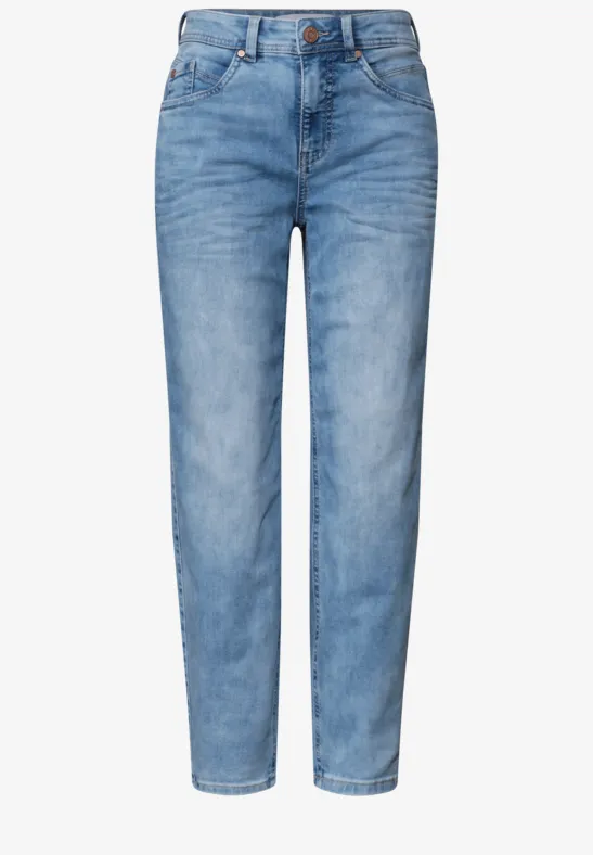 Jean bleu clair taille haute, coupe droite et style 5 poches classique.