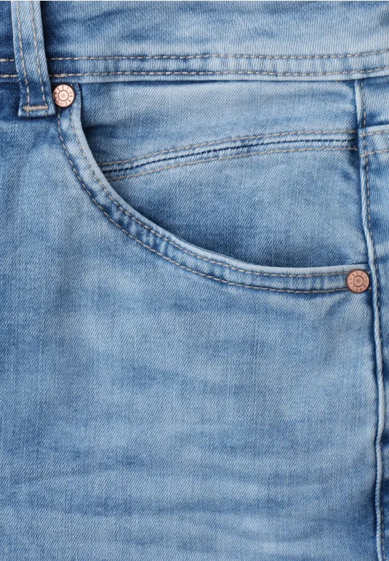 Gros plan d'un jean bleu clair avec poche et passants de ceinture.