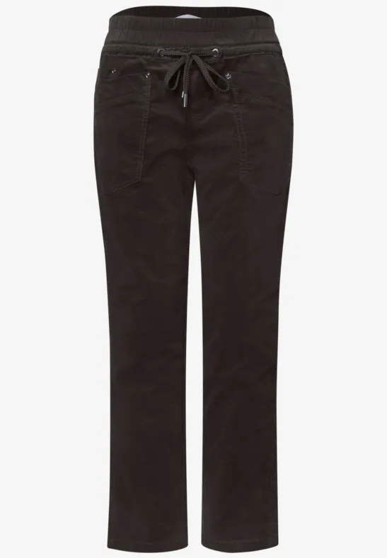 Zwarte, rechte broek met trekkoord in de taille en zijzakken.