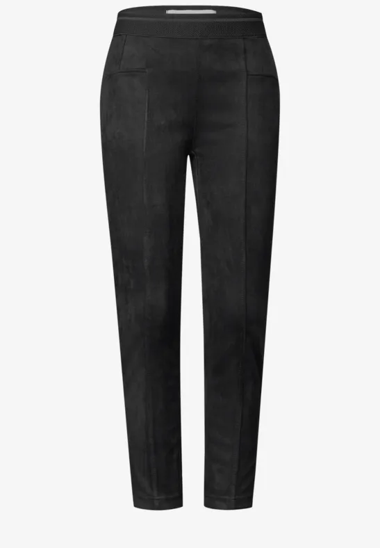 Schwarze, schmal geschnittene Damenhose mit mittlerer Bundhöhe und eingesetzten Taschen.
