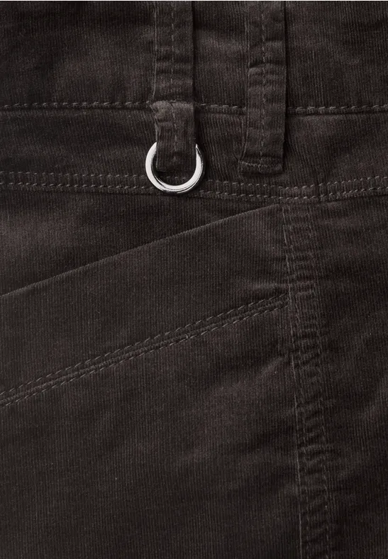 Dunkle Hose mit D-Ring aus Metall an der Gürtelschlaufe und sichtbarer Tasche.