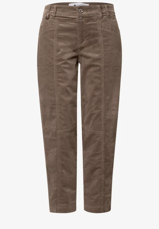 Braune Cordhose mit geradem Schnitt und mittlerer Bundhöhe.