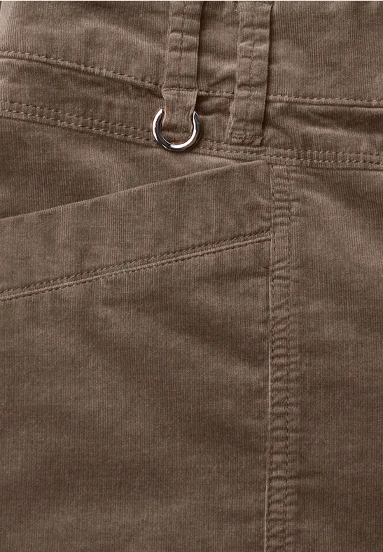 Nahaufnahme einer braunen Cordhose mit seitlicher Tasche und Metallring an der Gürtelschlaufe.