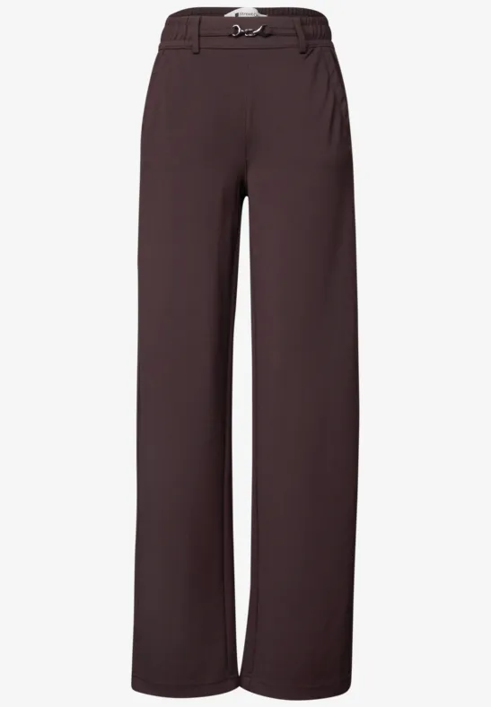 Donkerbruine, wijde damesbroek met hoge taille en knoopsluiting.