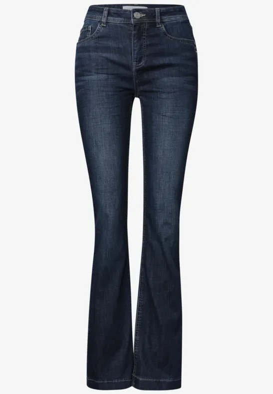 Jean bleu foncé pour femme, taille mi-haute, jambes évasées, coupe près du corps sur les hanches et cuisses.