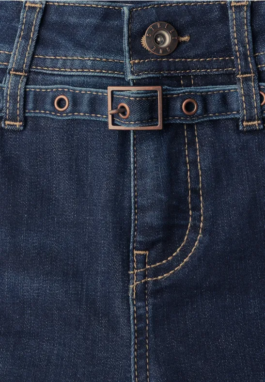 Donkere jeans met smalle tailleband, riemlussen, metalen oogjes en zichtbare stiksels.