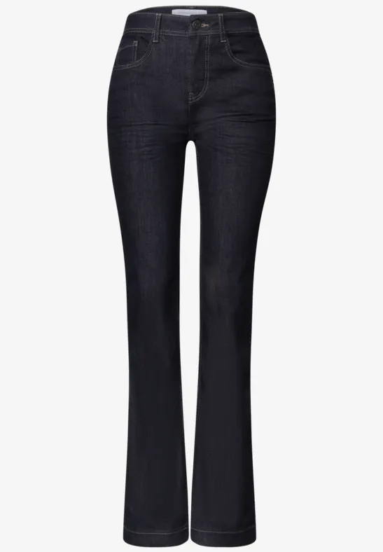 Jean femme bleu foncé taille haute, coupe légèrement évasée, cinq poches classiques.