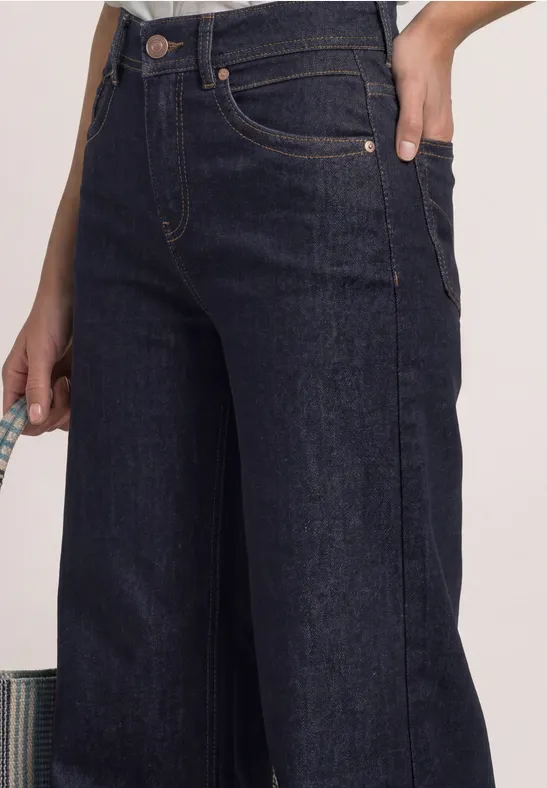 Damesjeans met hoge taille en wijde pijpen, gemaakt van donkerblauw denim.