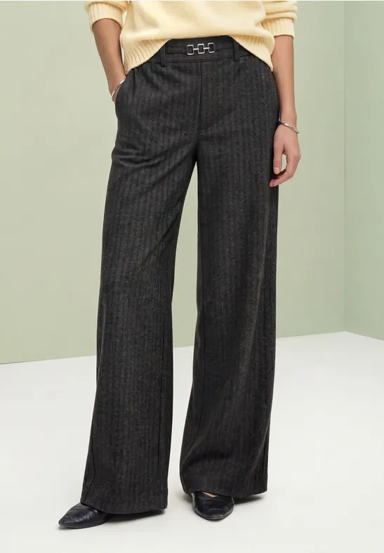 Weite, schwarz-graue Nadelstreifen-Hose mit hohem Bund und filigraner Schnallenschließe.