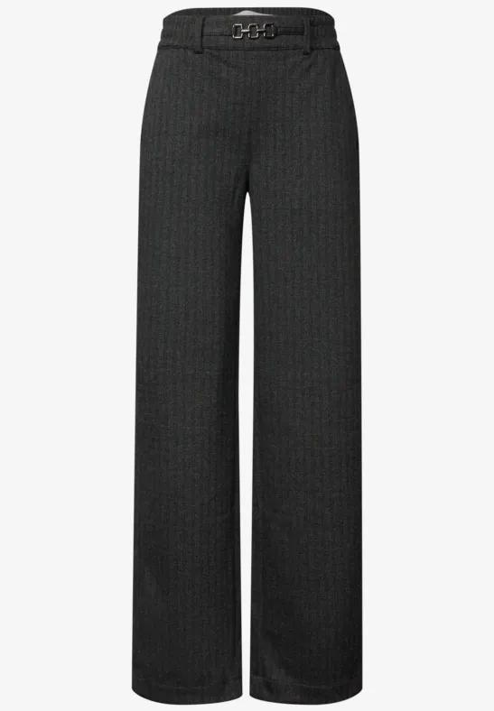 Weite, dunkelgraue Nadelstreifen-Hose mit hohem Bund.