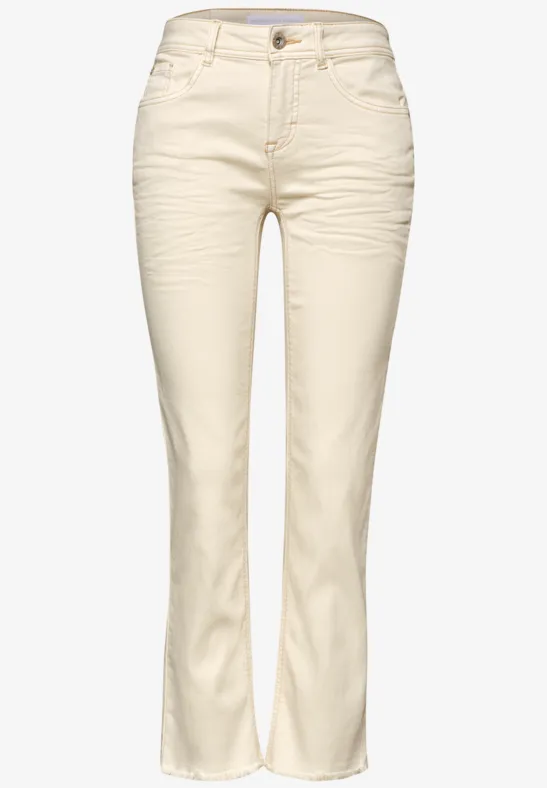 Licht crèmekleurige damesbroek met hoge taille en licht uitlopende pijpen.