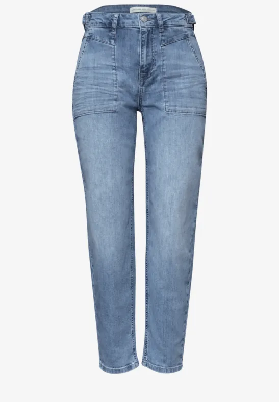 Jean femme taille haute bleu clair, coupe droite et jambes légèrement resserrées aux chevilles.