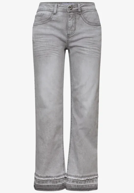 Jeans gris court, coupe droite, finition délicate en dentelle au bas des jambes.