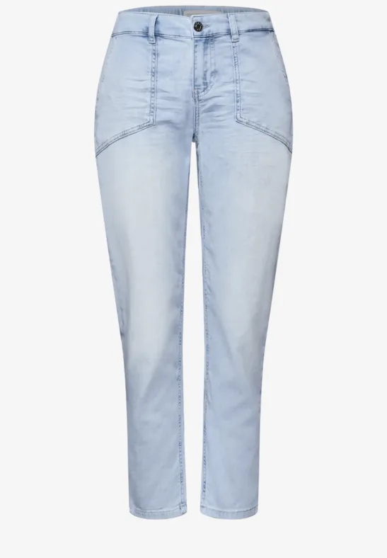 Helle, hochtaillierte Jeans mit frontalen Abnähern, schmal zulaufenden Beinen und leichtem Used-Effekt.