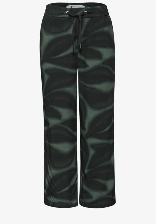 Losse broek met abstracte groene en zwarte wervelprint en aantrekkoortje in de taille.