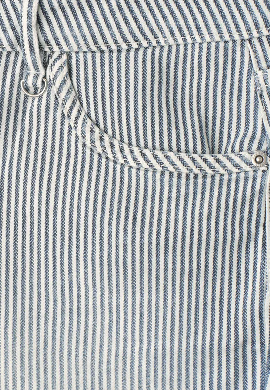 Gros plan d'un pantalon en jean rayé bleu et blanc avec poche et détail de cordon.