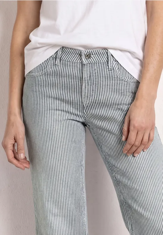 Personne en haut blanc et pantalon gris clair à fines rayures verticales