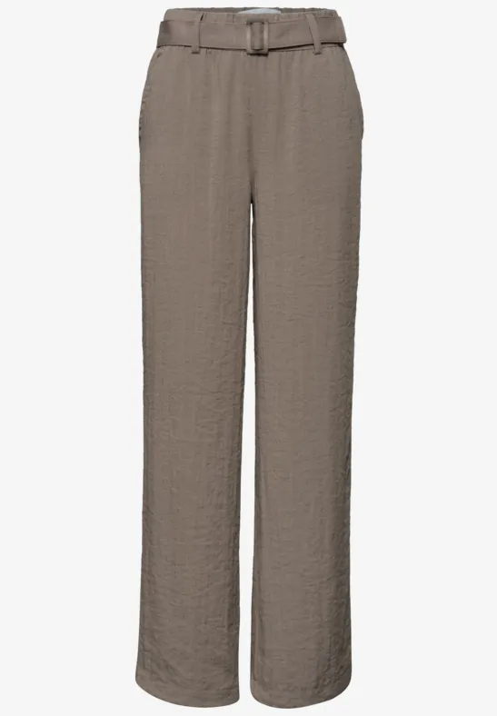 Wijde bruine linnenbroek met hoge taille en riem.
