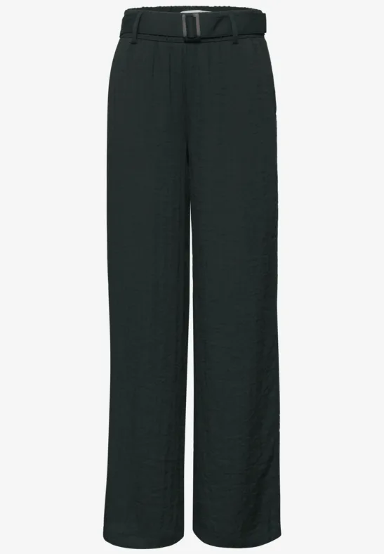 Zwarte wijde broek met hoge taille en smalle riem.