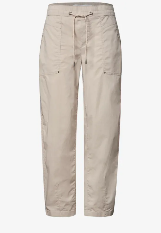Pantalon cargo beige à coupe droite, poches plaquées et taille à cordon.