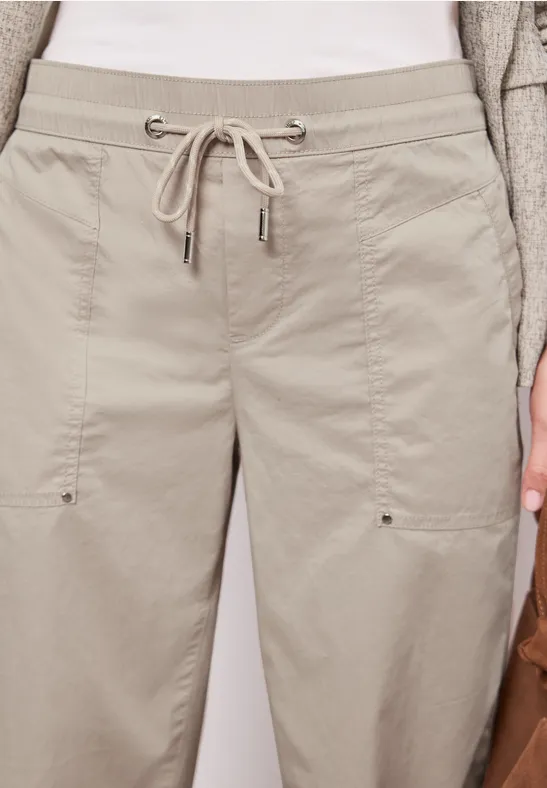 Pantalon de jogging beige clair en coton, cordon de serrage, poches latérales et coupe droite.