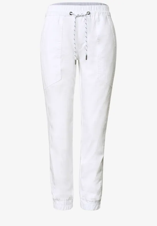 Witte linnen joggingsbroek met trekkoord, zijzakken en elastische boorden.
