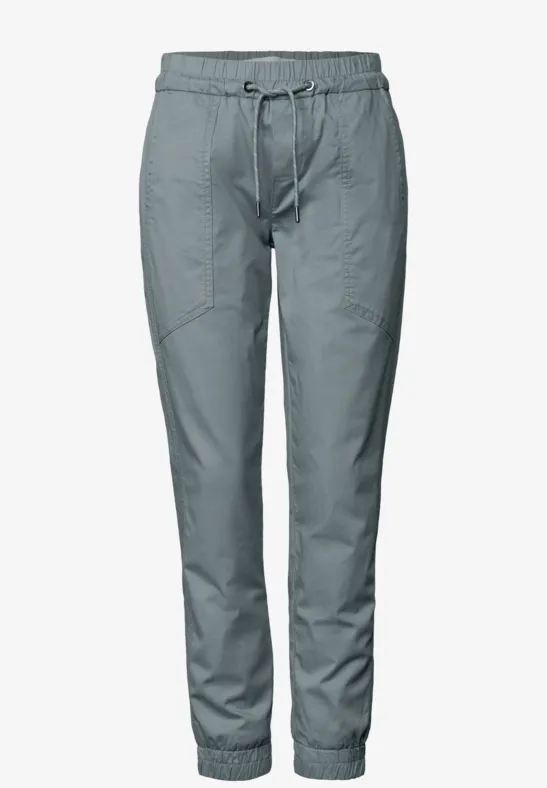 Lichtgrijze joggingbroek met elastische taille, koordsluiting en aansluitende boorden bij de enkels.