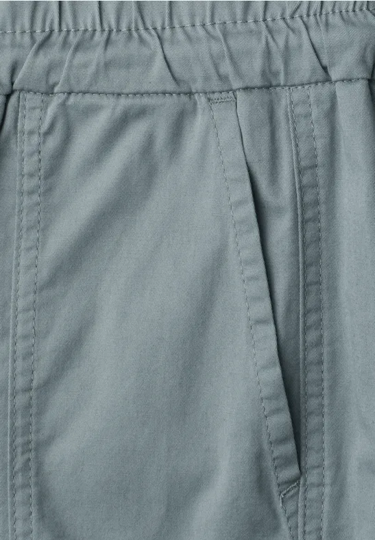 Grijze broek met elastische tailleband en zijzak.