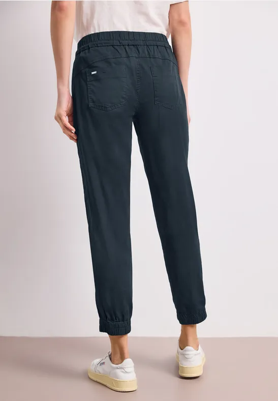 Zwarte joggingbroek met elastische taille en boorden, achterkant met zakdetails.