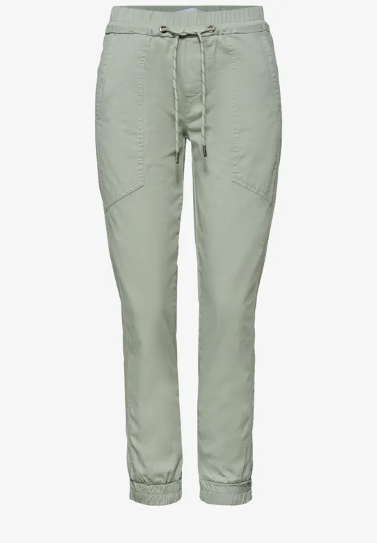 Licht kaki joggingsbroek met trekkoord, elastische pijpzomen en losse pasvorm.