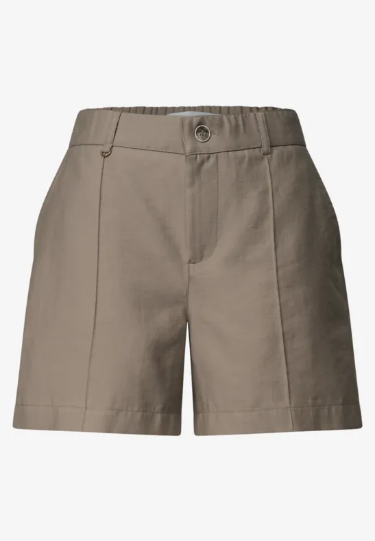 Short chino kaki à coupe droite, taille avec bouton, poches fendues sur les côtés.