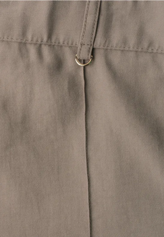Gros plan sur un tissu kaki avec une couture verticale et un anneau en D doré.