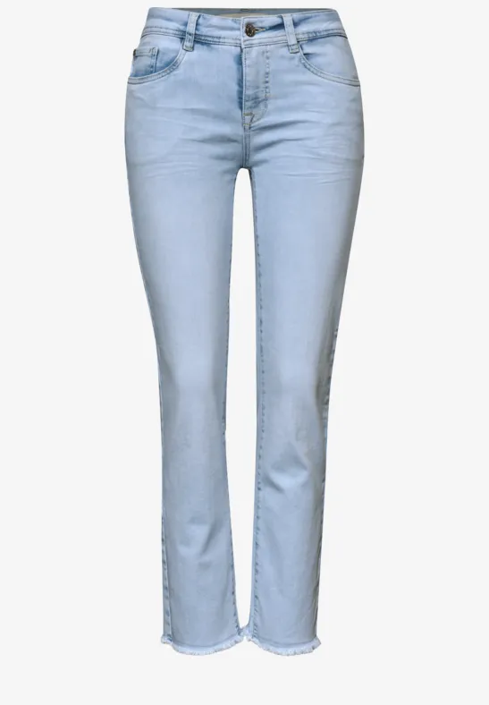 Lichtblauwe damesjeans met rechte slim-fit pijpen.