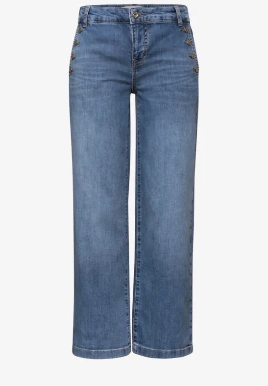 Jean bleu droit pour femme à taille haute avec boutons sur le devant.