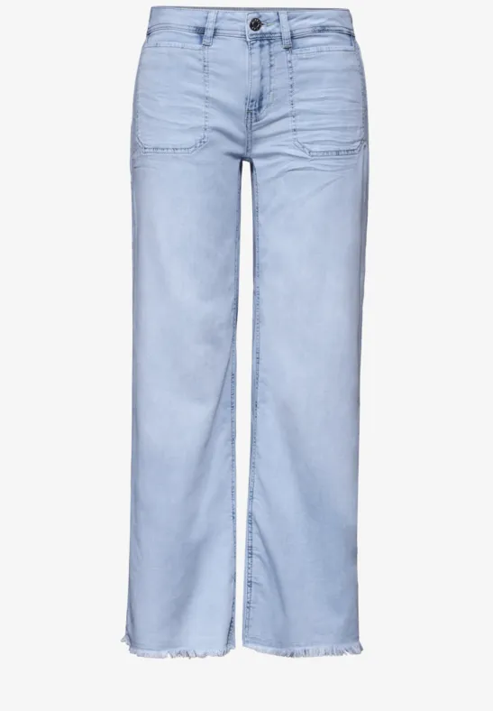 Jean ample bleu clair, taille haute et ourlet brut.