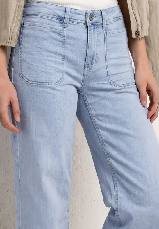 Jean droit clair taille haute, poches plaquées et coupe décontractée.