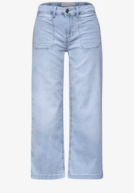 Lichtblauwe, rechte jeans met opgestikte voorzakken, hoge taille en wijdvallende pijpen.