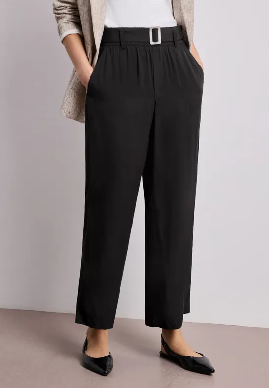 Schwarze, hoch taillierte Hose mit Gürtelschlaufe, seitlichen Taschen und lockerem, leicht tailliertem Schnitt.