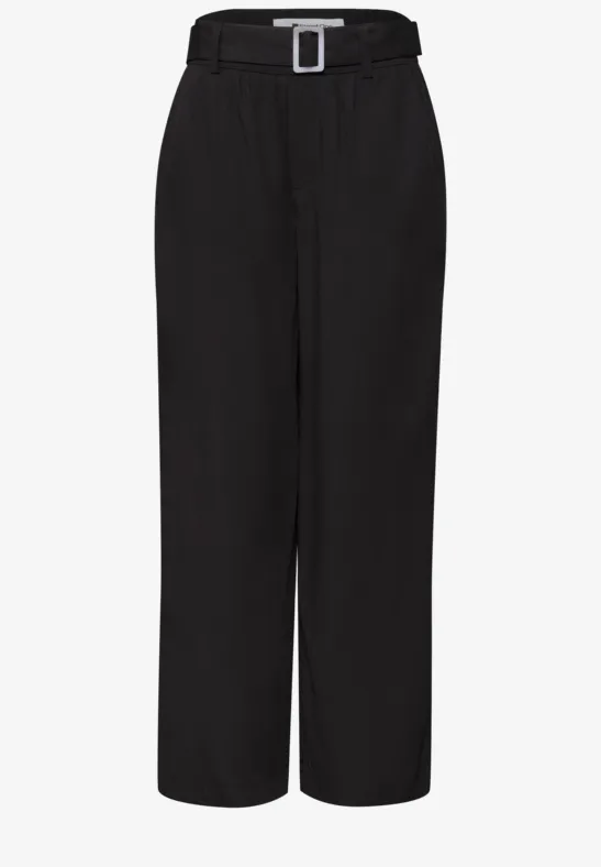 Schwarze, hoch taillierte Paperbag-Hose mit weitem Bein und Gürtel.